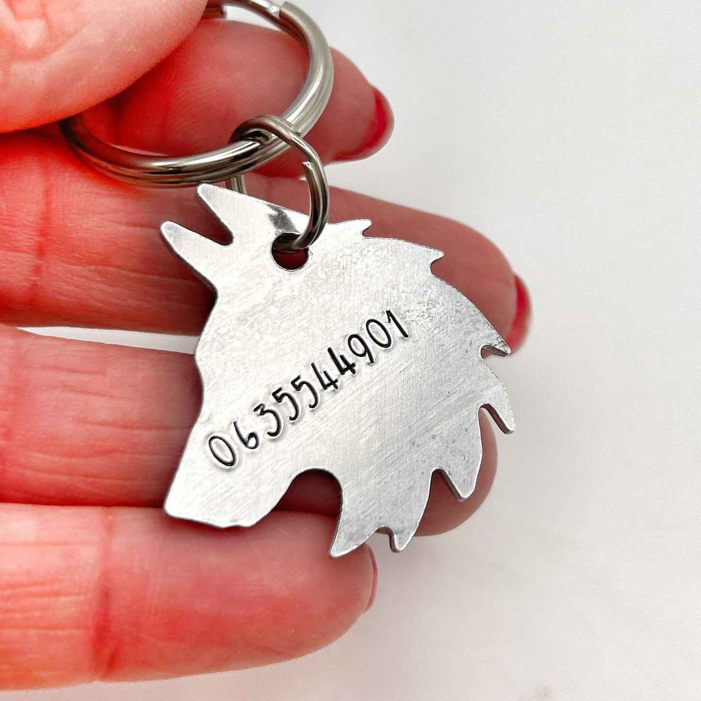 Médaille Personnalisée Husky - Plaque Chien Gravée avec Arbres et Montagnes