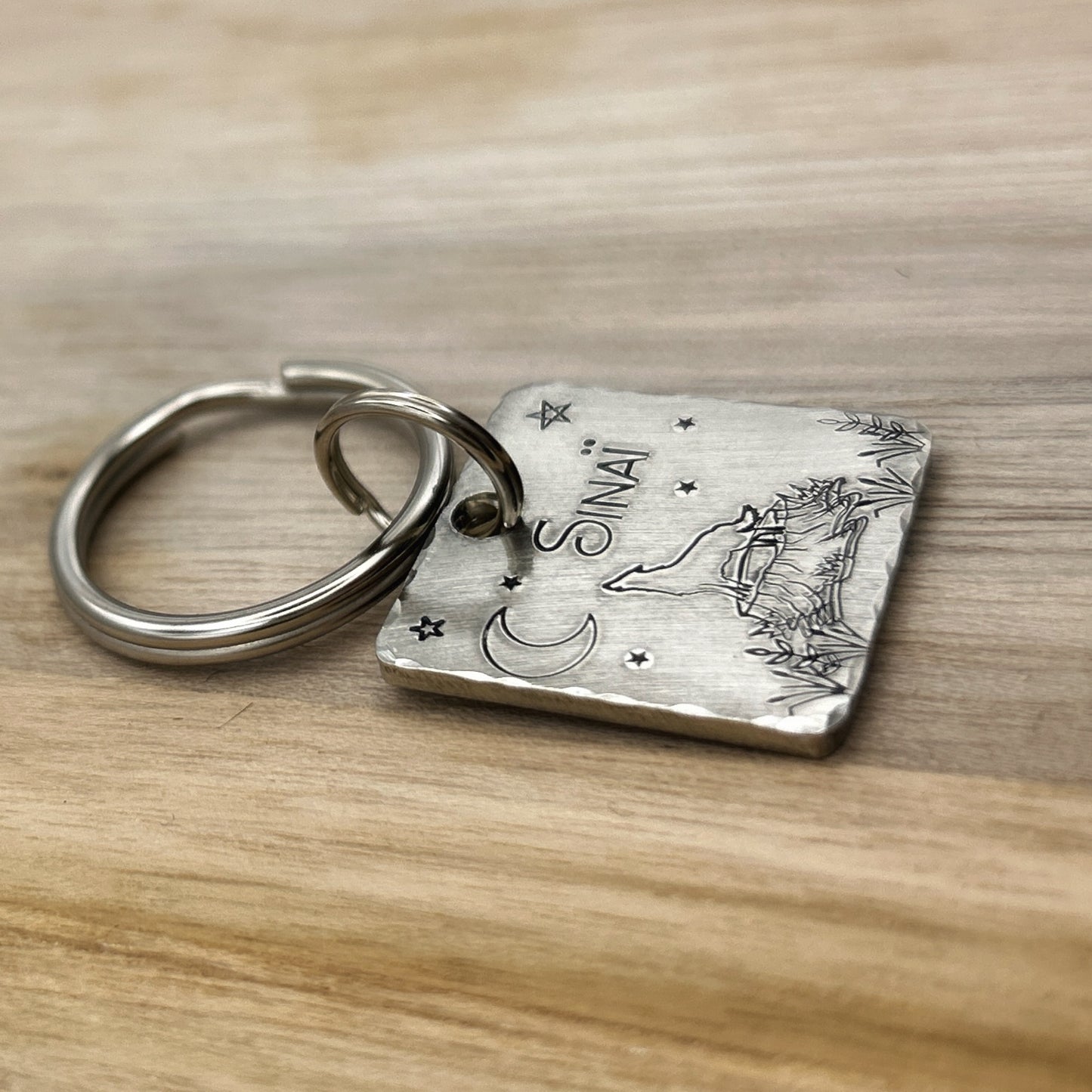 Médaille Personnalisée pour un Chien en Maillechort, Arbres et Forêt, Lune et Loup