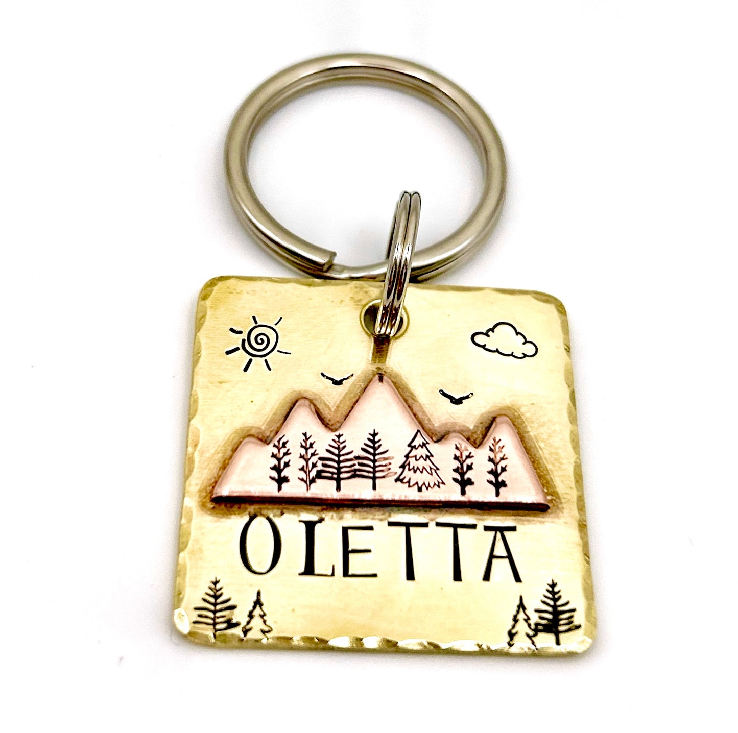 Médaille Identité Chien en Laiton avec Paysage de Montagnes – Gravure Personnalisée – Accessoire Unique pour Chien