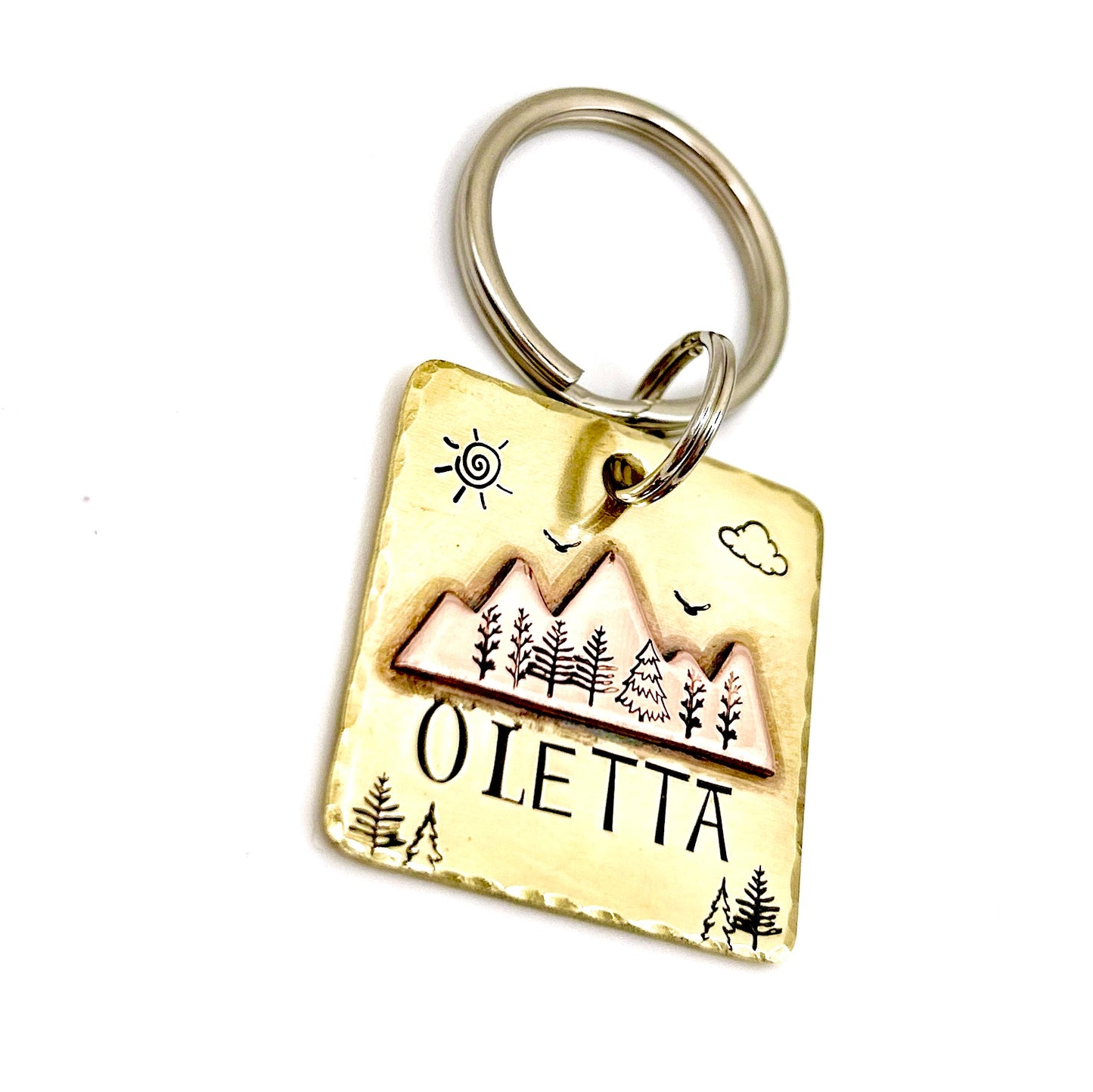 Médaille Identité Chien en Laiton avec Paysage de Montagnes – Gravure Personnalisée – Accessoire Unique pour Chien