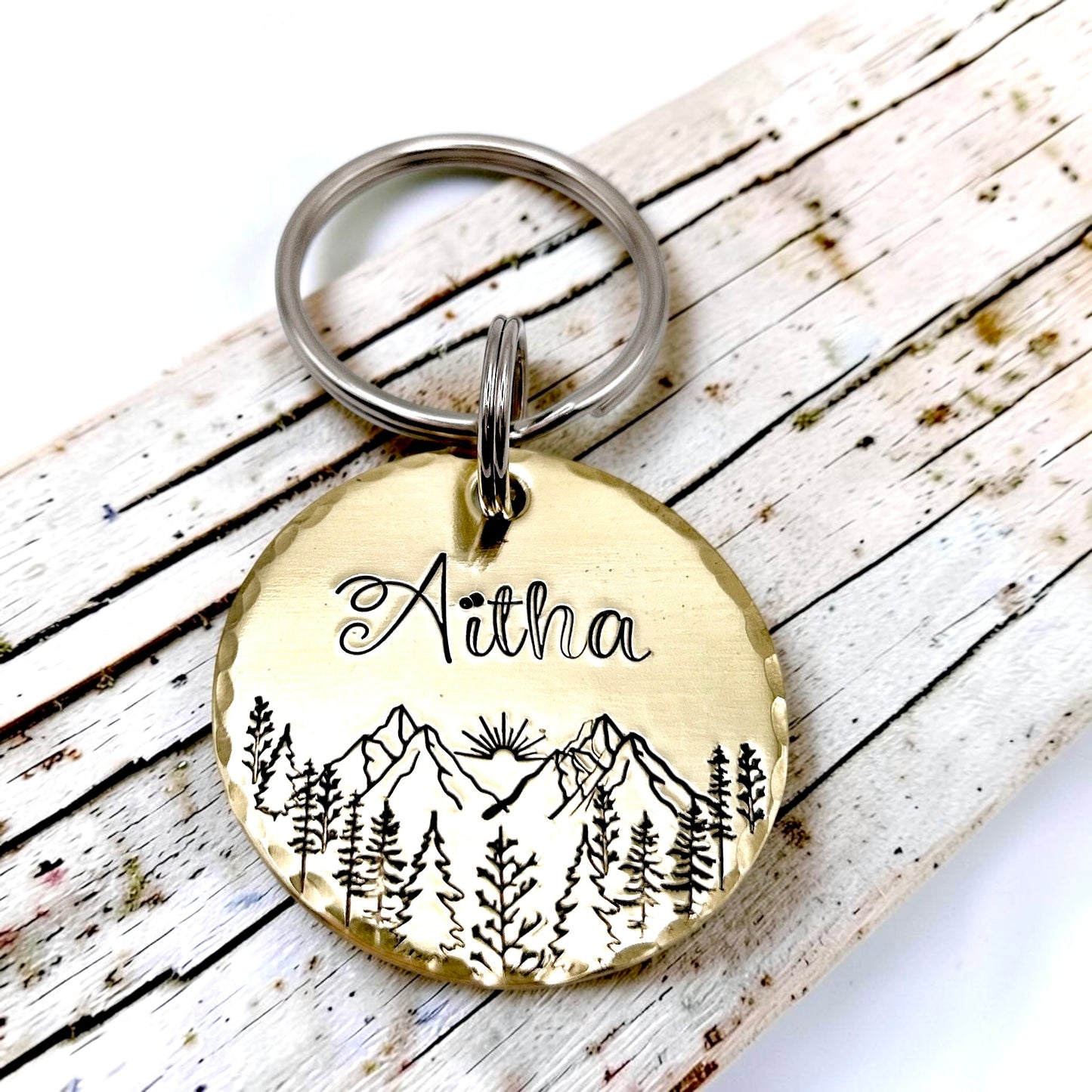 Médaille avec Montagnes et Arbres, Médaillon Chien, Fait Main France